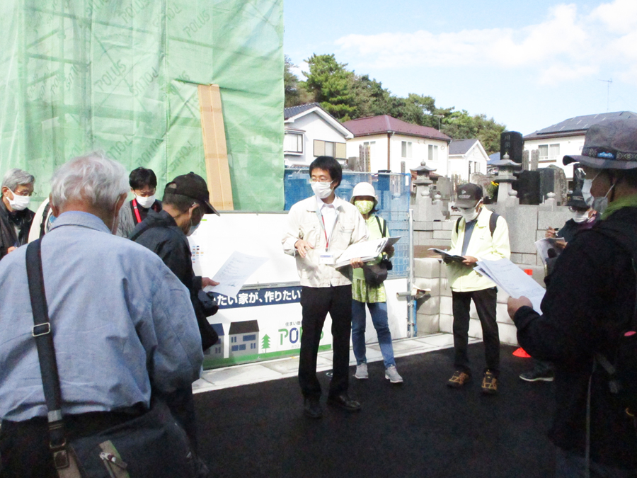 「海道西遺跡」について説明する莵原さん