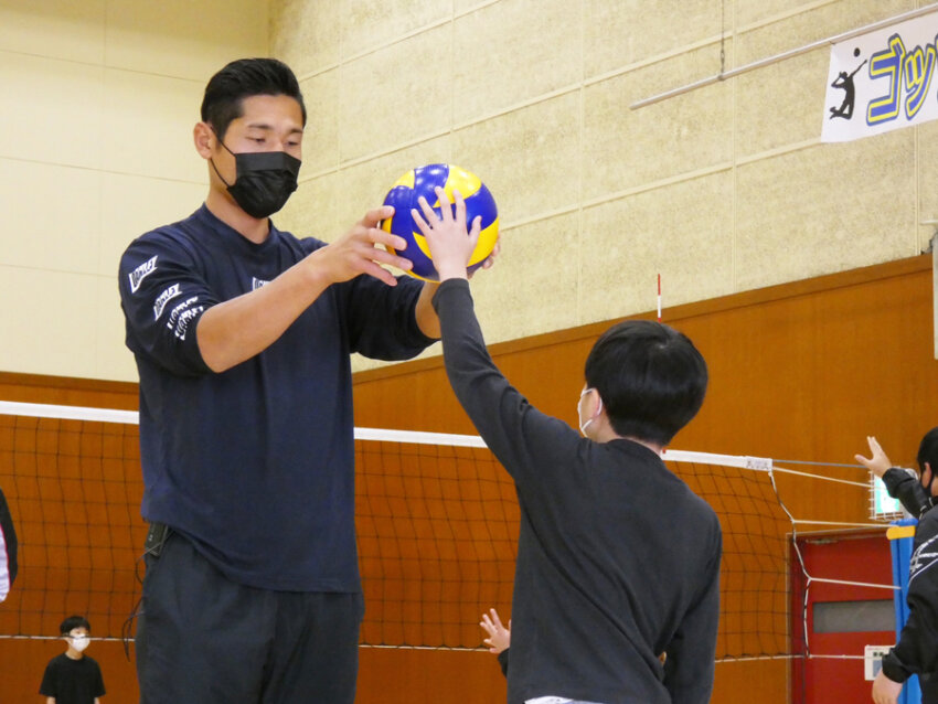 子どもたちにバレーを指導する「ゴッツ石島」こと石島雄介さん（左）