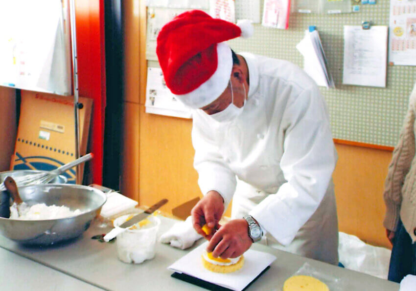オンラインでクリスマスケーキ作りに挑戦する吉川市立美南小学校の児童