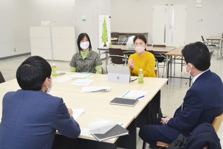 子どもサポートネットワークの活動について話し合う草場さん（左から２人目）と渕野さん（同３人目）ら＝埼玉りそな銀行せんげん台支店内「りそなＹＯＵＴＨＢＡＳＥ」で＝