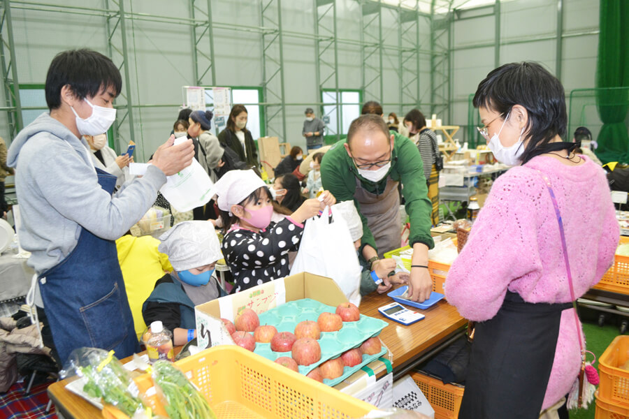 野菜販売の職業体験をする子ども