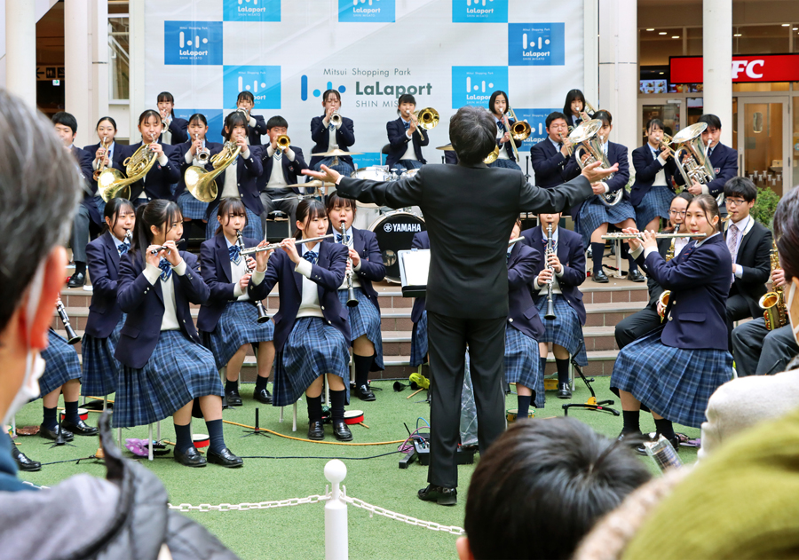 演奏で「サイクルマナーアップコンサート」を盛り上げる県立三郷北高校吹奏楽部