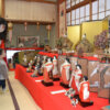 越谷香取神社の社務所に展示された雛人形