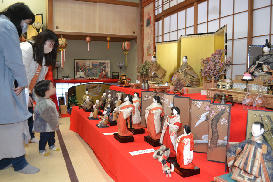 越谷香取神社の社務所に展示された雛人形