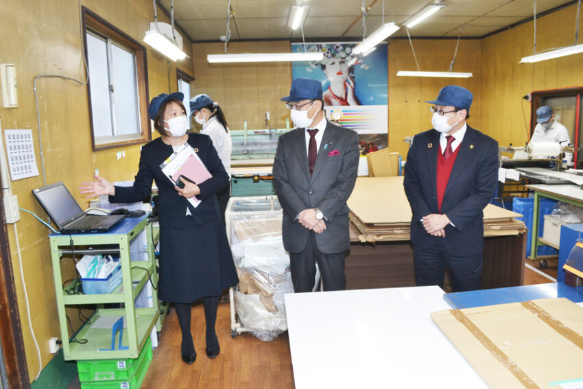 「中島プレス工業」で大野知事（中央）に機械の説明をする小松崎社長（左）（右は福田・越谷市長）