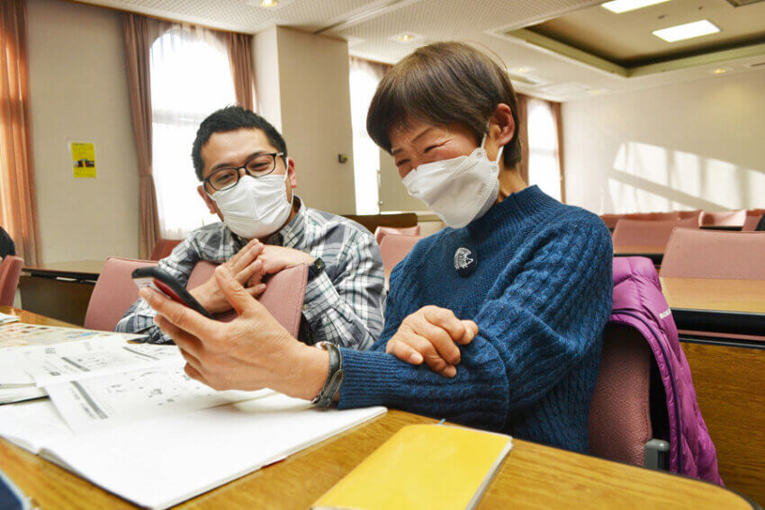 「ベスプラ」社の遠山社長からアプリの手ほどきを受ける参加者