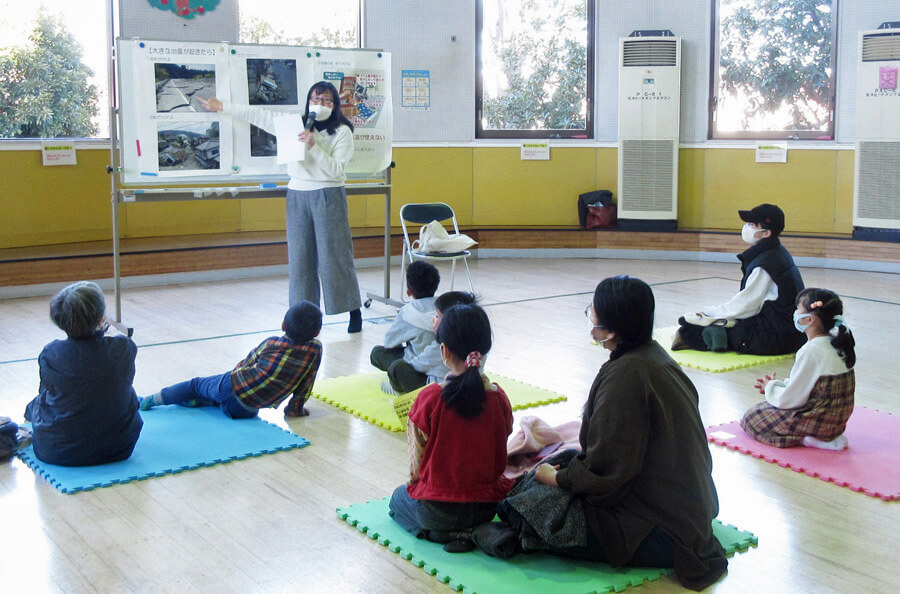 児童館で開かれた「防災講座」で話す今井さん