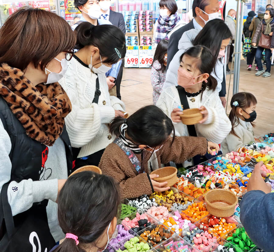 来場者でにぎわう会場