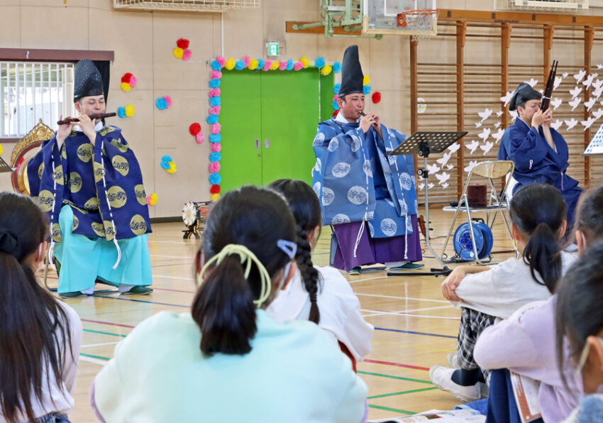 雅楽を演奏する岡庭さん（右から２人目、三郷市立瑞木小で）