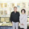 歌川豊国の浮世絵が展示されている会場を訪れた染谷三夫さん（左）と妻の賢子さん（越谷市市民活動支援センターで）