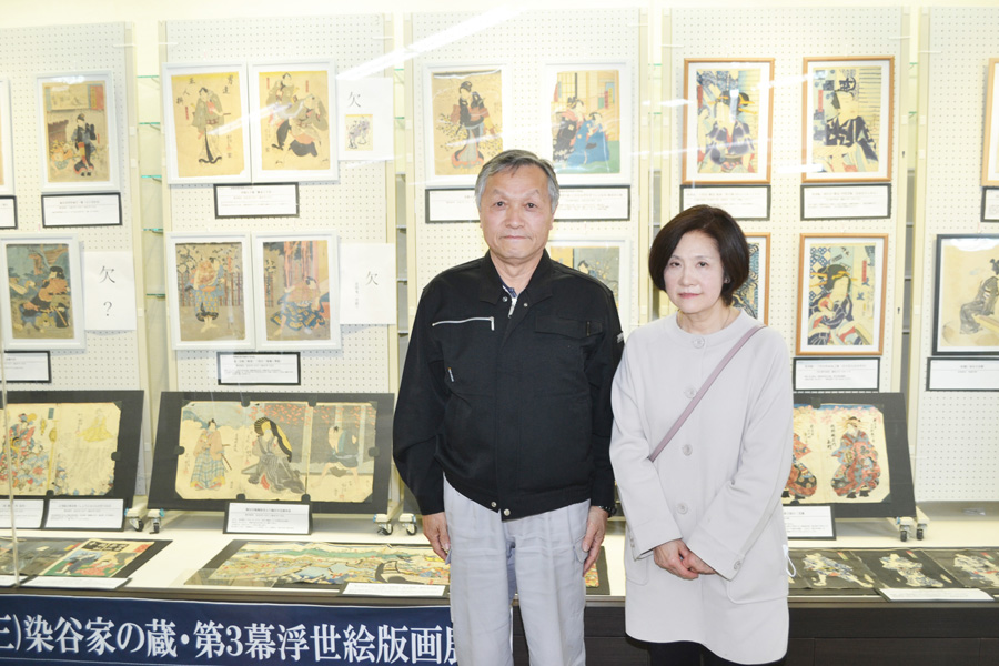 歌川豊国の浮世絵が展示されている会場を訪れた染谷三夫さん（左）と妻の賢子さん（越谷市市民活動支援センターで）
