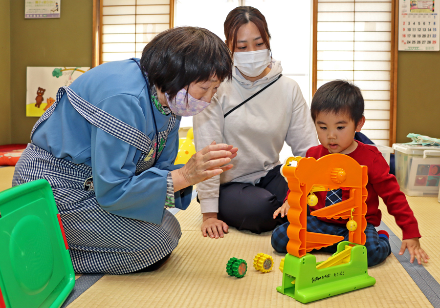 「とことこ」を利用する親子（左は佐藤さん）