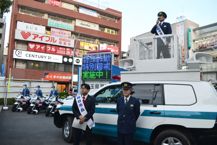 特殊詐欺被害撲滅を呼びかける赤星・越谷警察署長（後方右）と福田市長（手前左）