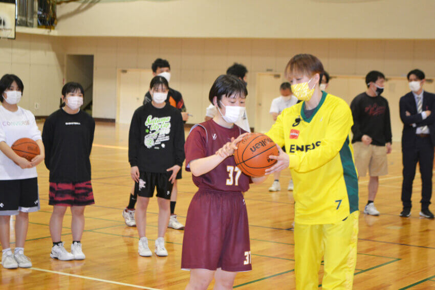 女子バスケットボール部員に指導する林選手（右）