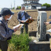 中島地区の石仏を調査する越谷市郷土研究会会員ら