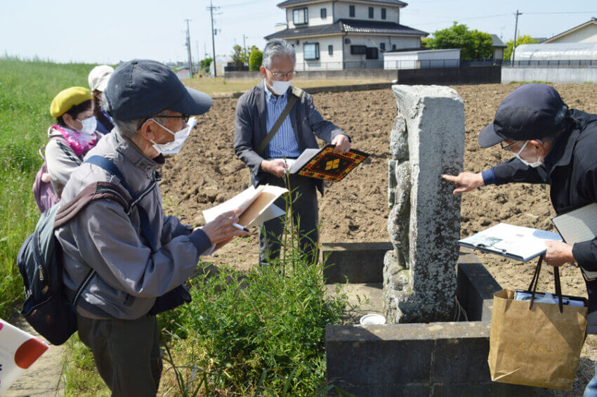 中島地区の石仏を調査する越谷市郷土研究会会員ら