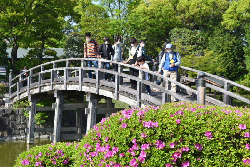 日本庭園「花田苑」を散策する人たち