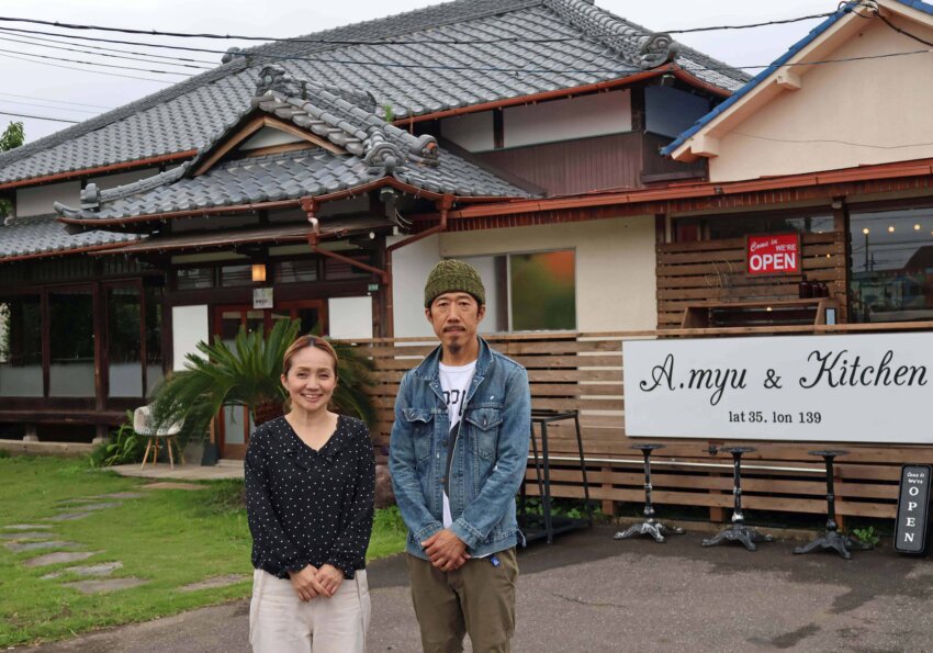古民家を改装したレストランをオープンした加藤広美さん（左）と夫の学さん（右）