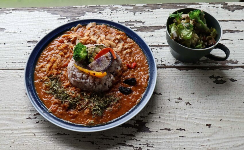 スパイシーな香りが食欲をそそるカレープレートセット