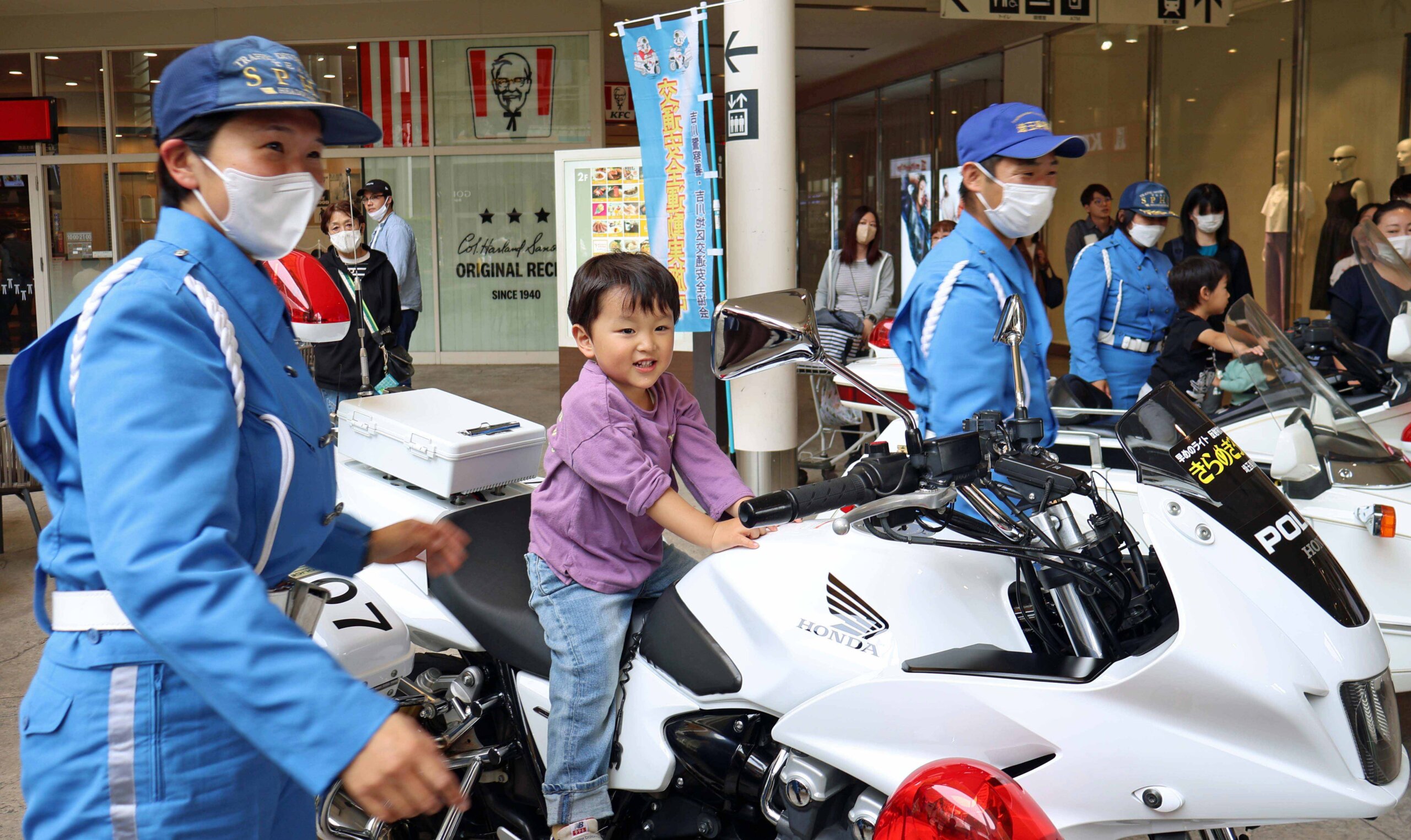 県警交通機動隊の白バイに乗って喜ぶ子ども（ららぽーと新三郷で）