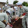 土のう作りに挑む草加市の新任職員ら