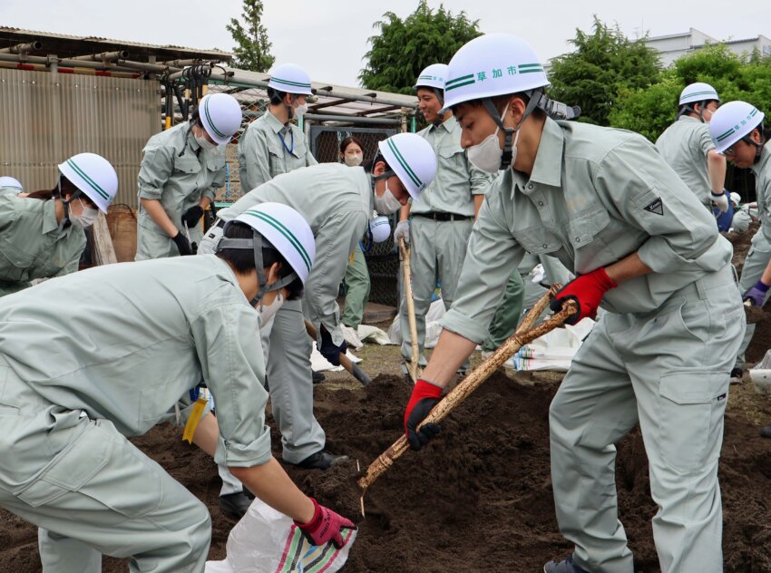 土のう作りに挑む草加市の新任職員ら