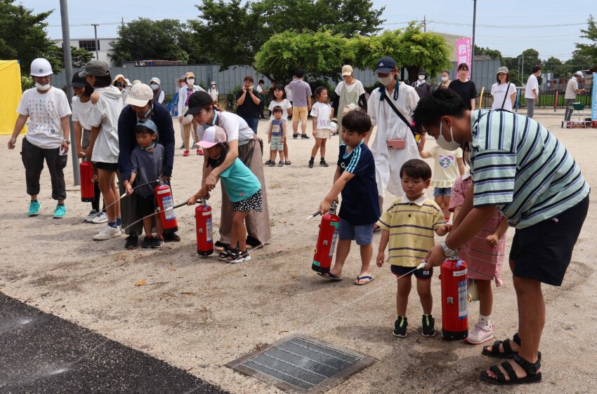 子どもたちが水消火器を体験