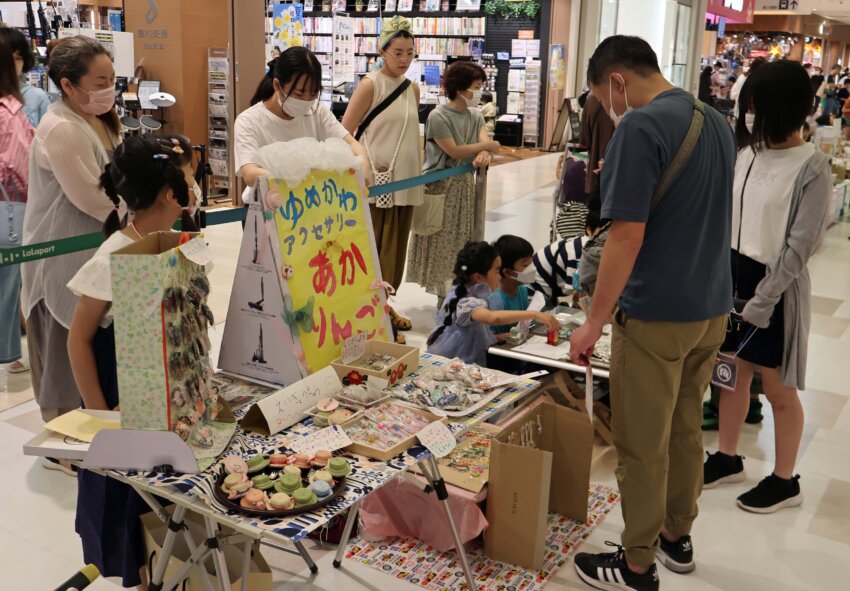 お店屋さんの店員に挑戦する子どもたち