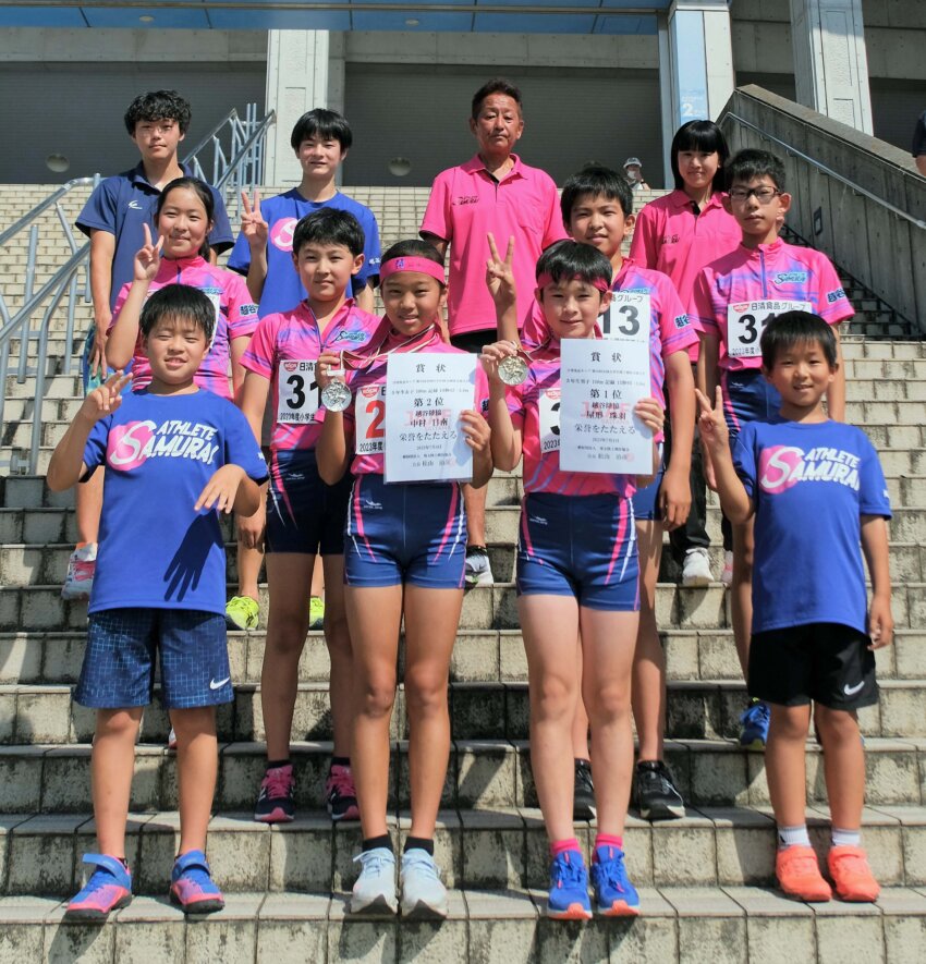 県大会で優勝した屋形君（前列右から2人目、左隣は中村さん、後列中央は岩田監督）