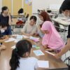 学習支援教室に通い勉強を教わる子どもたち