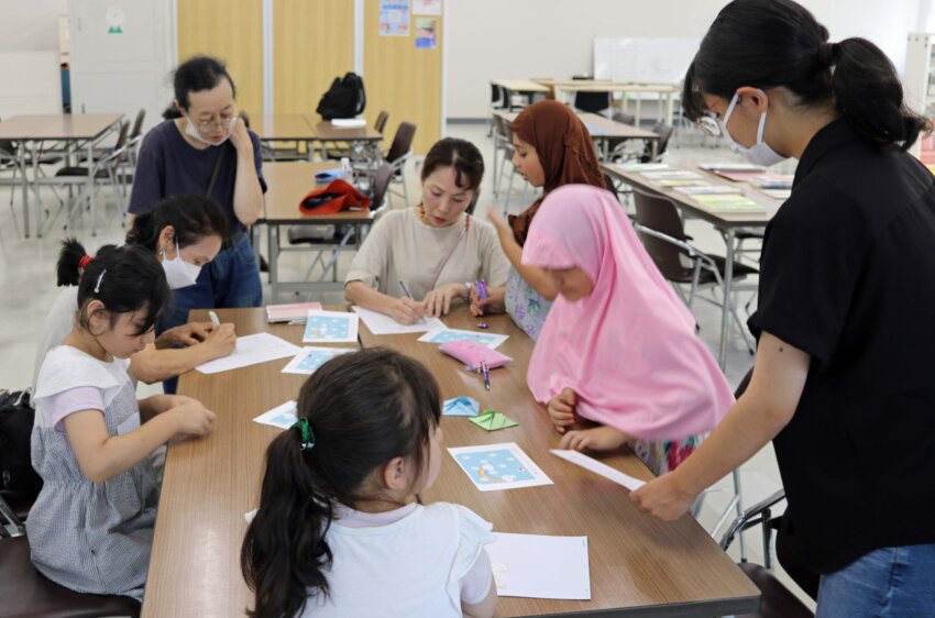 学習支援教室に通い勉強を教わる子どもたち