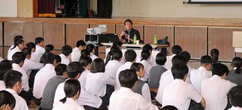 県立草加西高で行われた、ヤングケアラーの実態を学ぶ出張授業