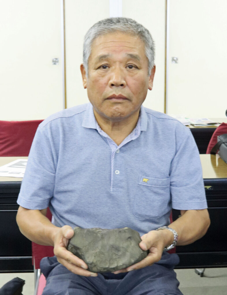 「越谷隕石」を掲げる中村さん