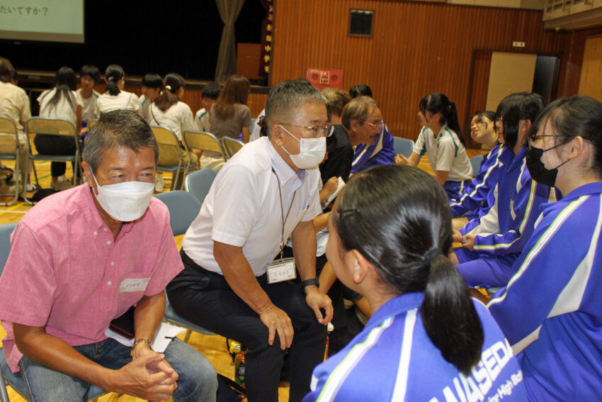 他愛のない話で盛り上がる地域住民と中学生ら