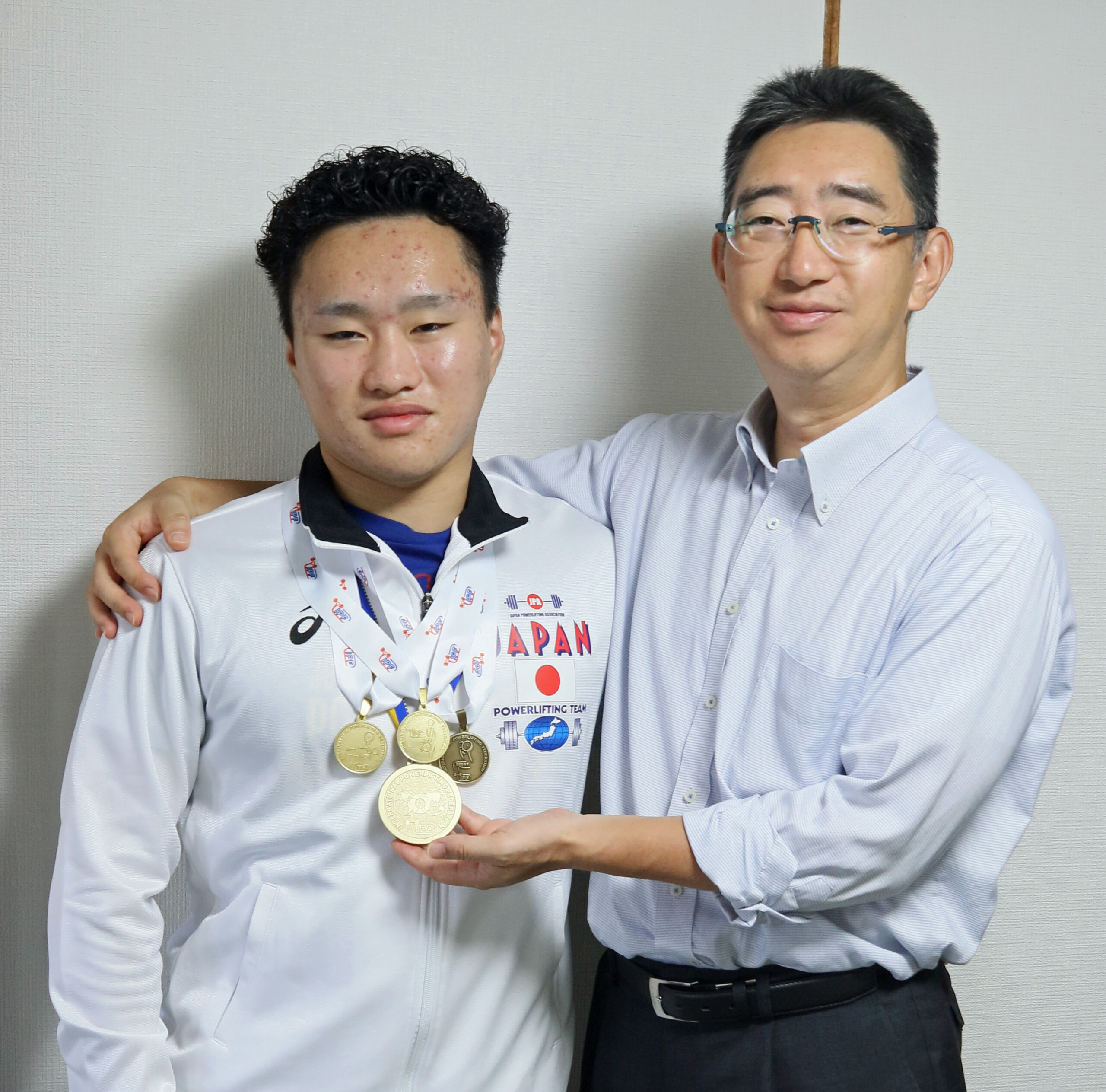 父親の幹郎さんと喜びを分かち合う齊藤選手（左）