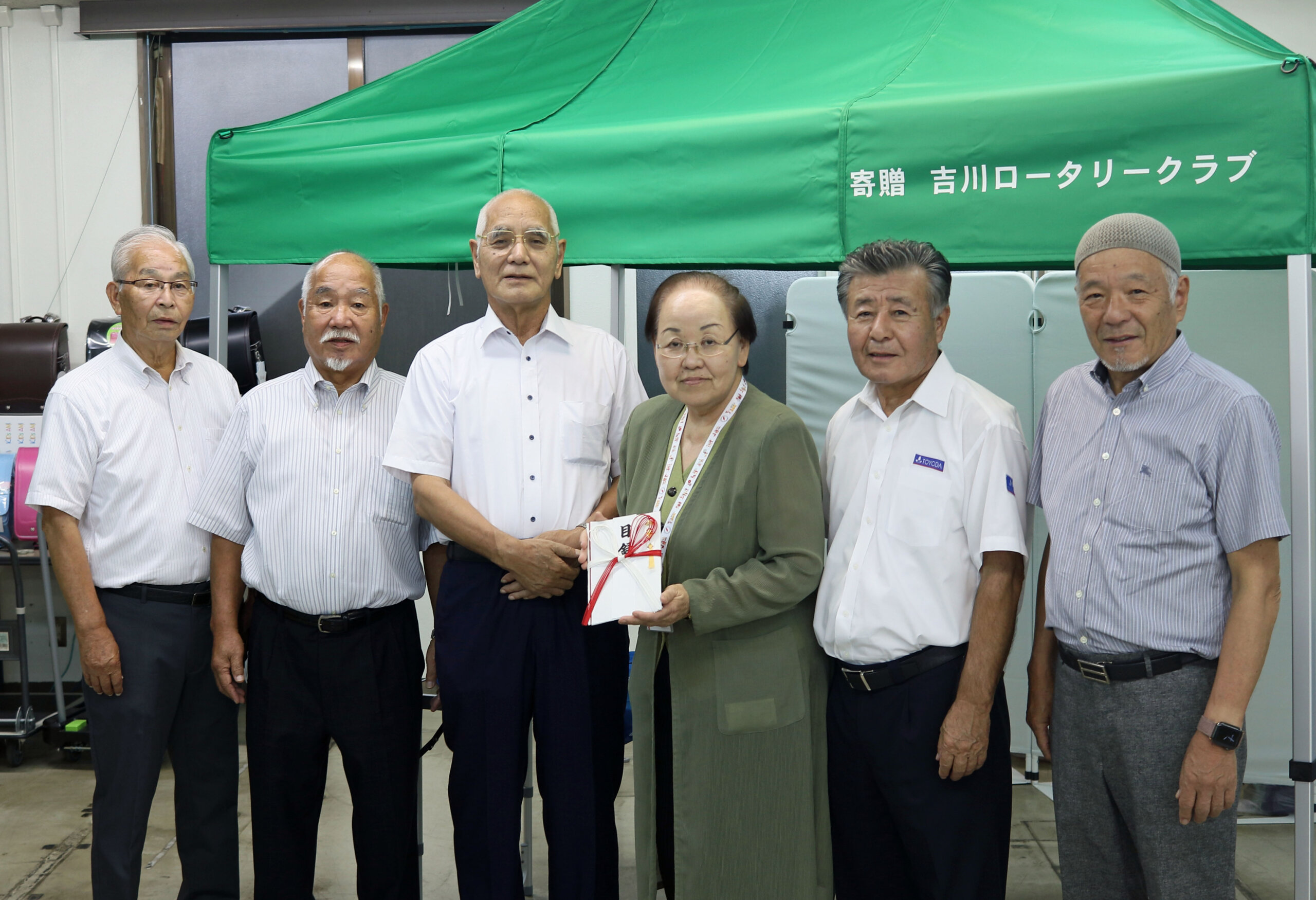 吉川市社会福祉協議会の今井会長に目録を渡す吉川ロータリークラブの津島会長ら