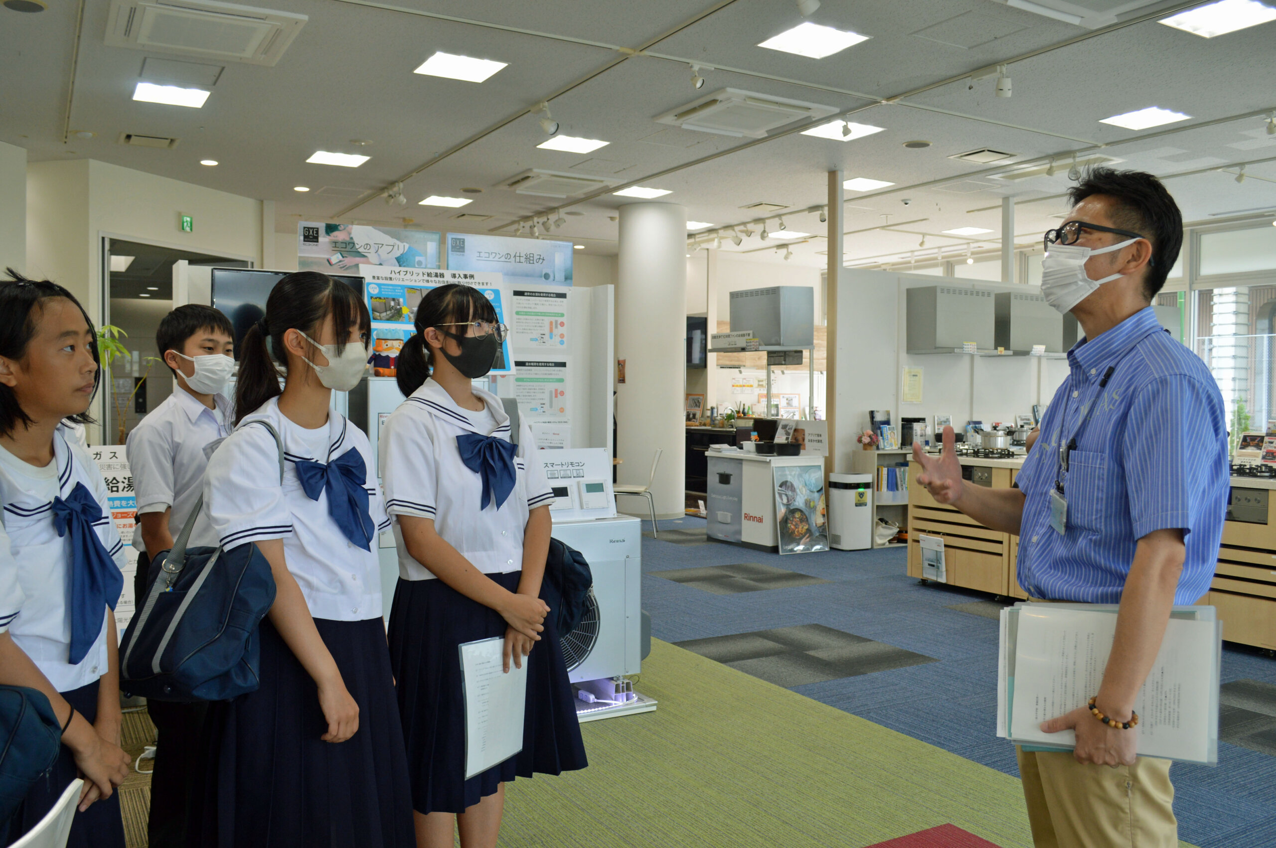 地元企業を訪問し、SDG'sの取り組みを学ぶ富士中の生徒
