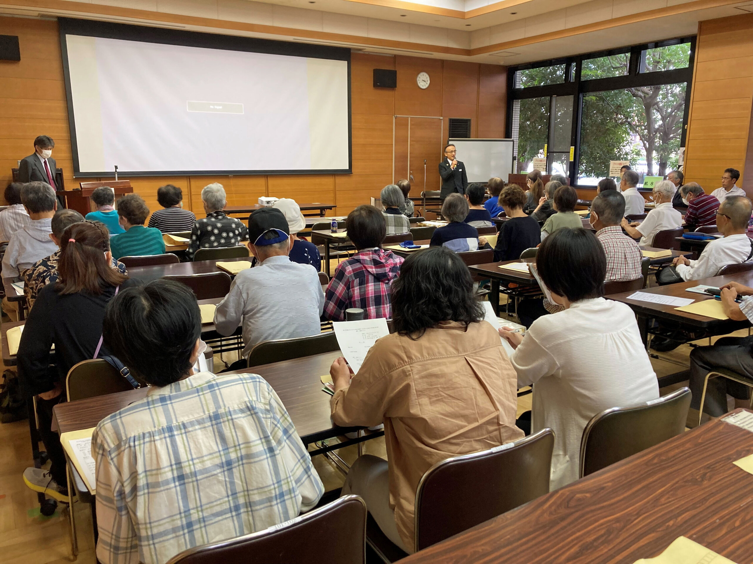 セミナーで遺言や相続について学ぶ参加者