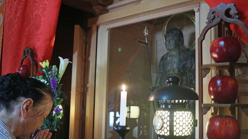 浄山寺で開帳された国指定重要文化財の本尊、「木造地蔵菩薩立像」を拝む参拝客