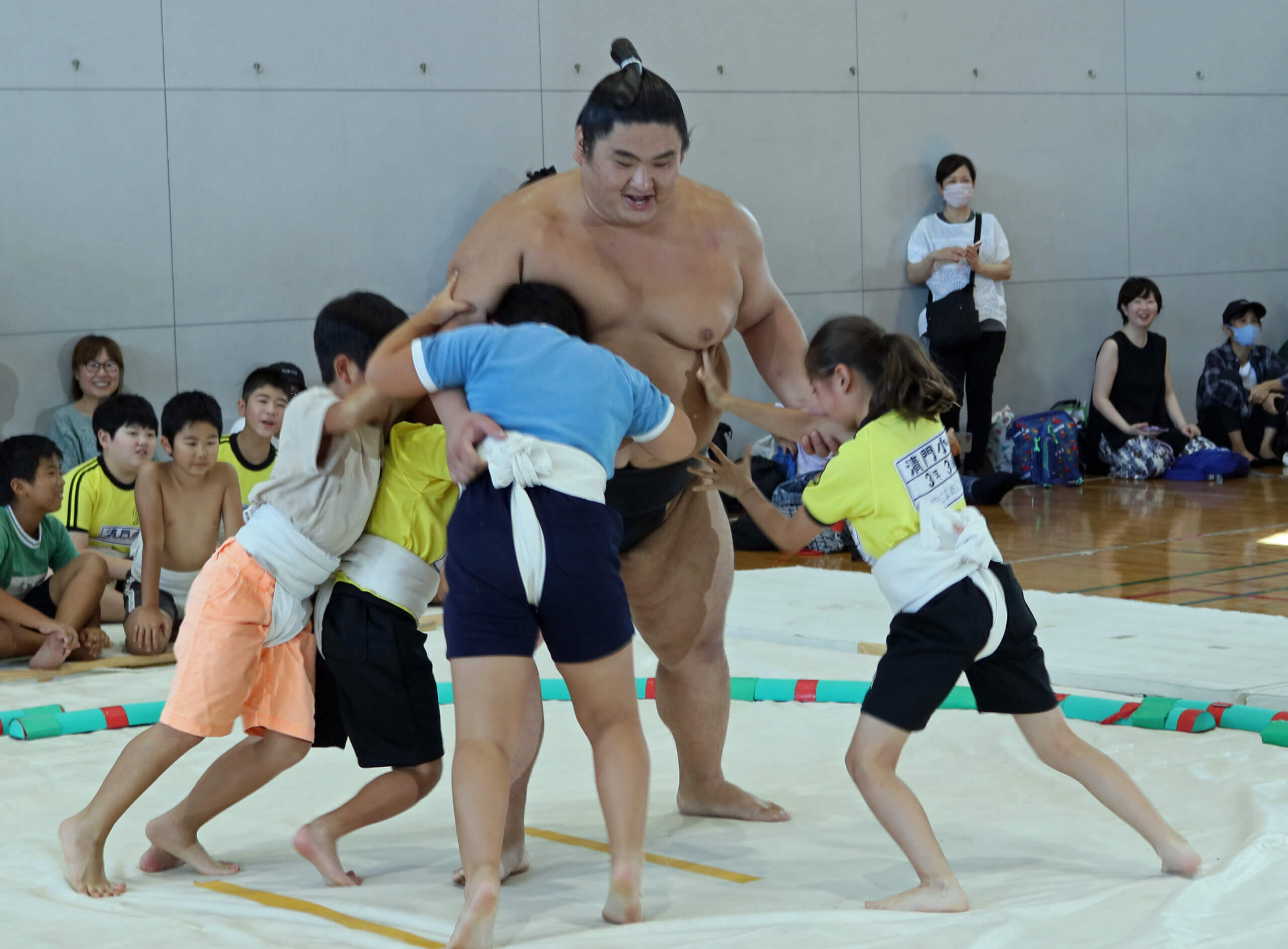 子どもたちと押し相撲をする大飛翔関