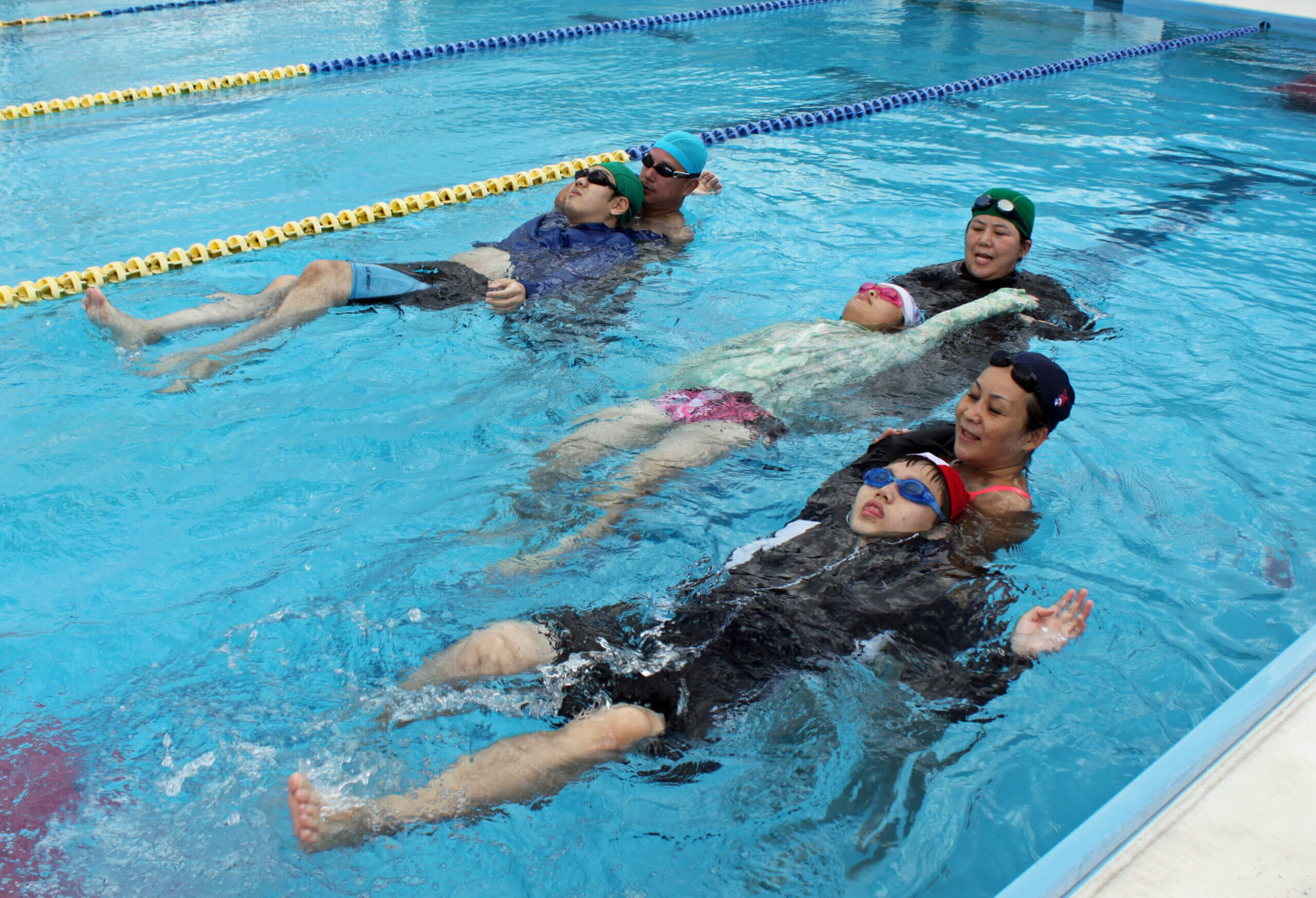 「障がい者水泳体験会」で水中レクリエーションなどを楽しむ参加者ら