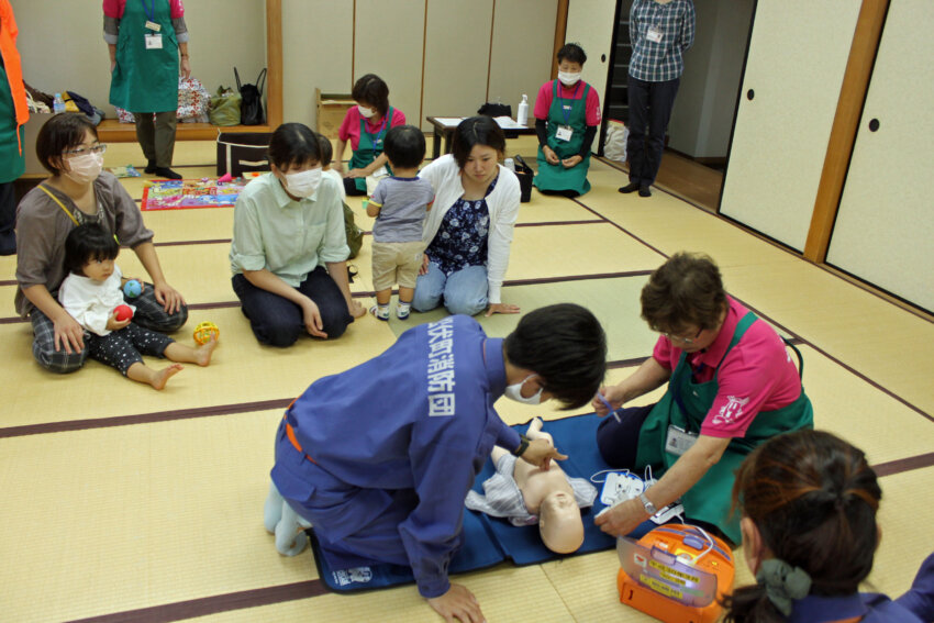 キツネ指で胸骨圧迫をする女性消防団員