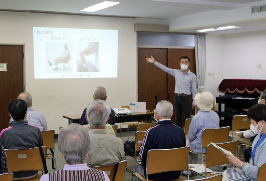 膝の痛みの原因や対処法などについて話す小栢准教授