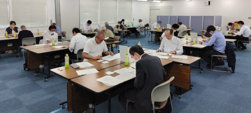 越谷税務署で行われた中学生の「税についての作文」コンクールの審査会