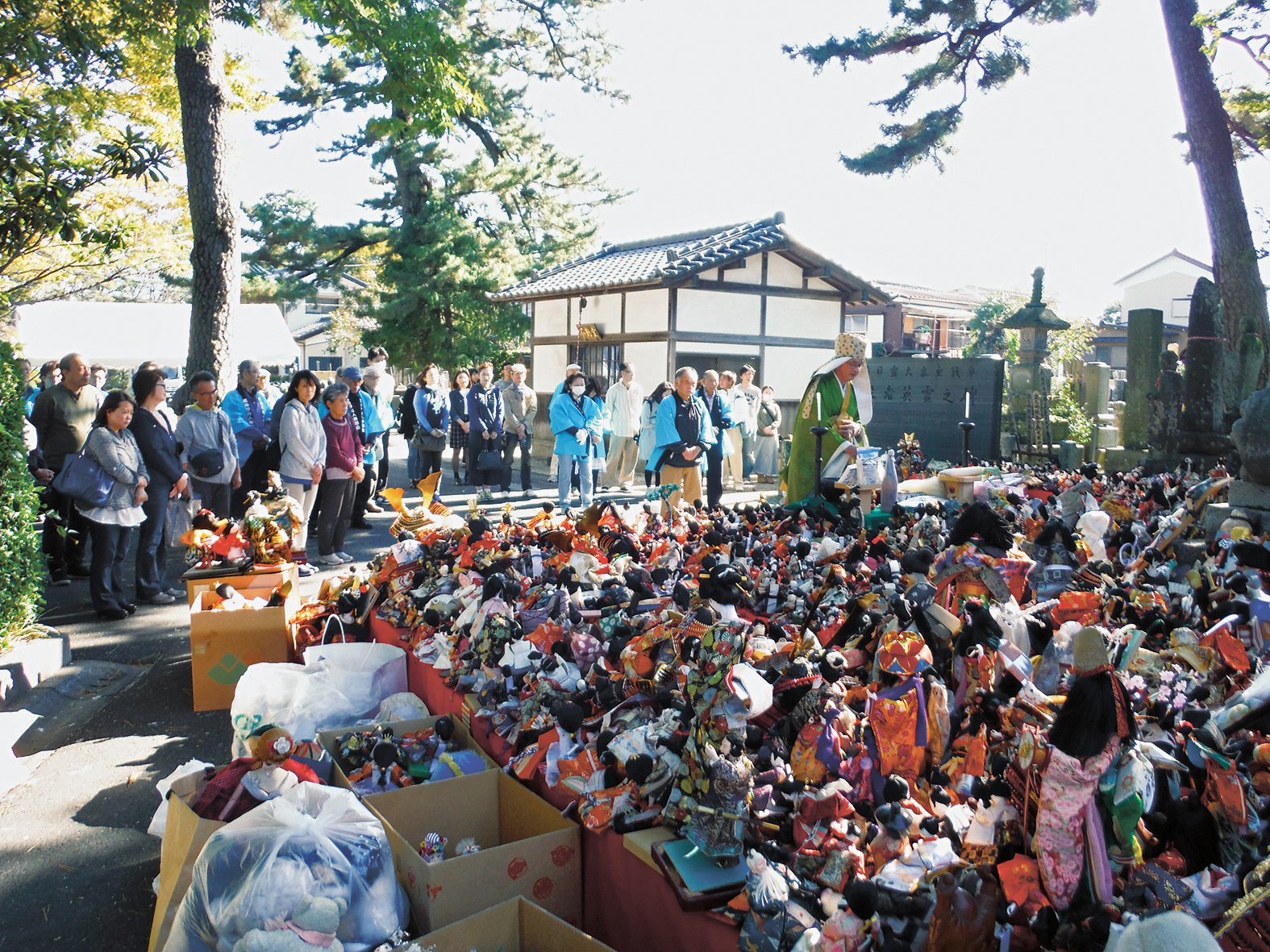 天嶽寺で行われる越谷雛人形組合の「人形供養」