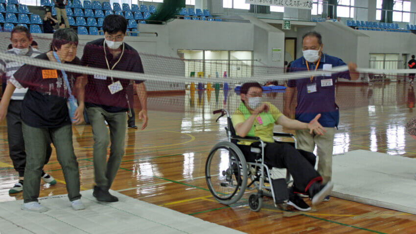 「草加市障がい者施設交流スポーツ大会」で奮闘する参加者たち