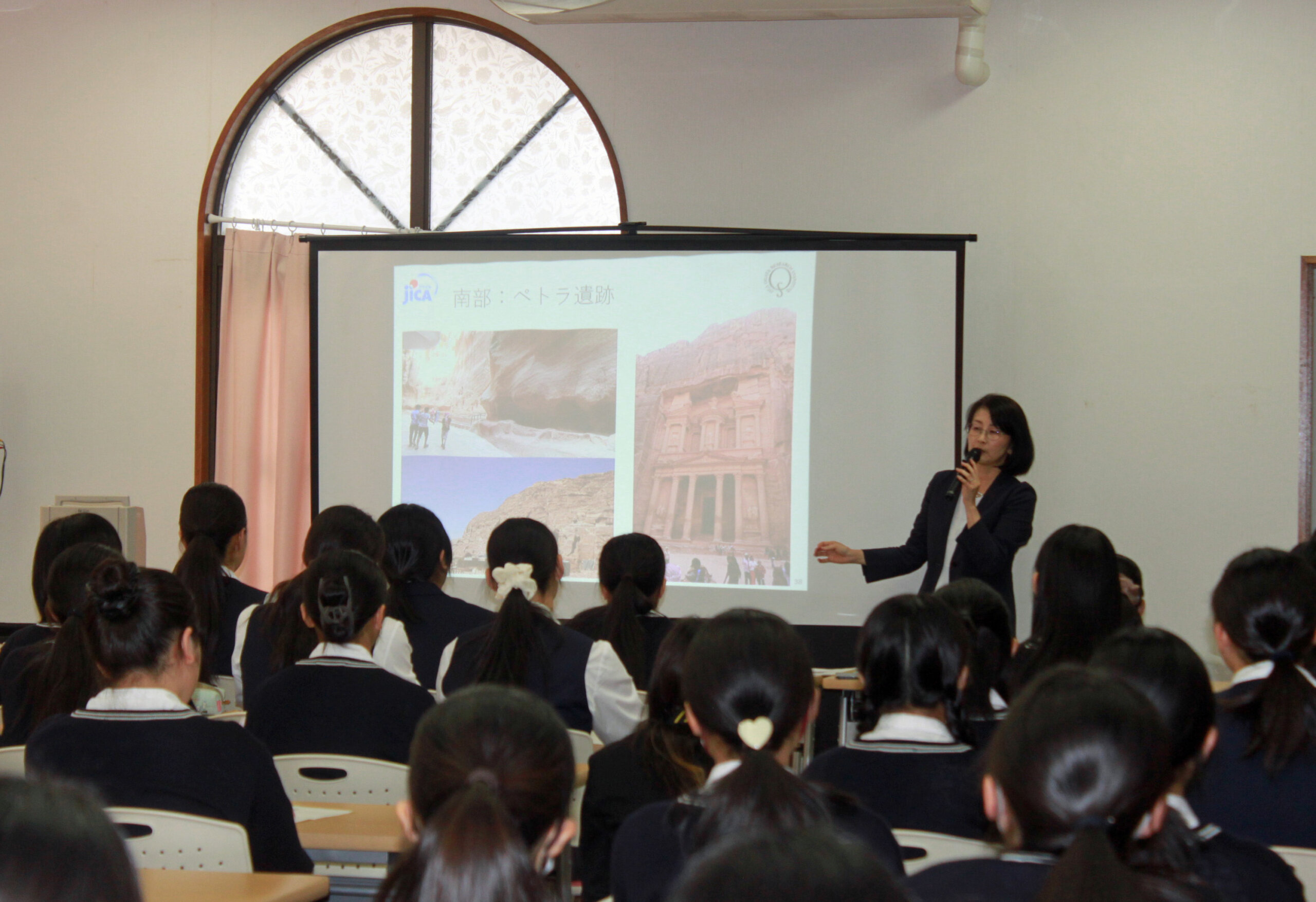 春日部女子高生徒に講演をするJICA緒方貞子平和開発研究所の宮原副所長（後方右）
