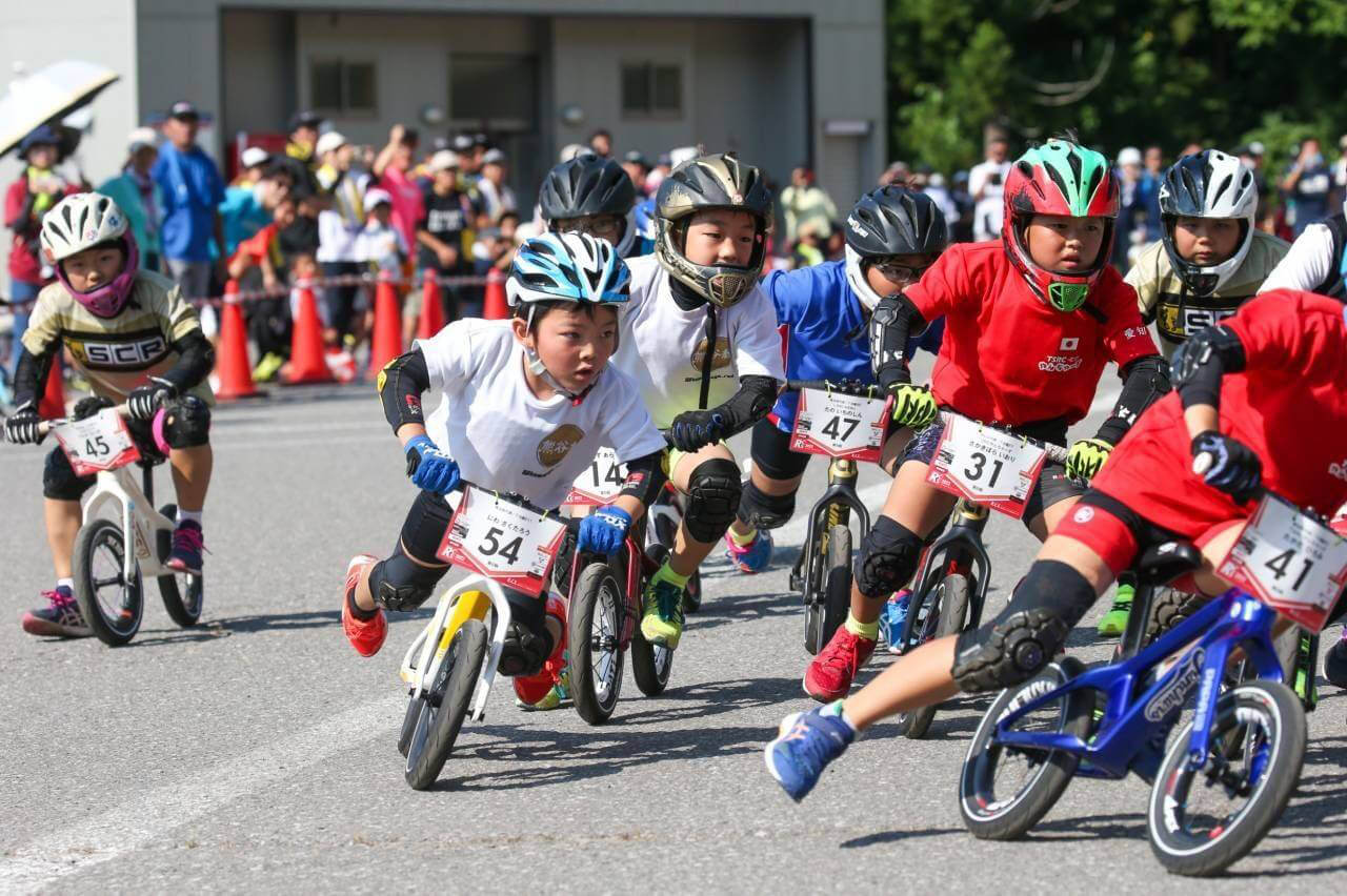 ランバイクのレースで奮闘する子どもたち