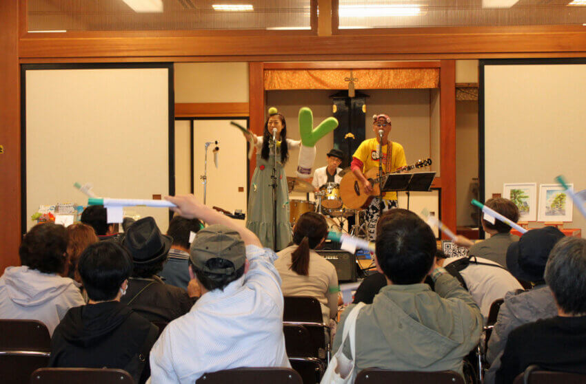 越谷在住ミュージシャン「タンク☆ポップ」のミニライブで盛り上がる来場者たち