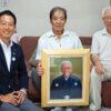 敬老の日に肖像画を贈られた高齢者と肖 像画を描いた篠田さん、中原市長（右から）